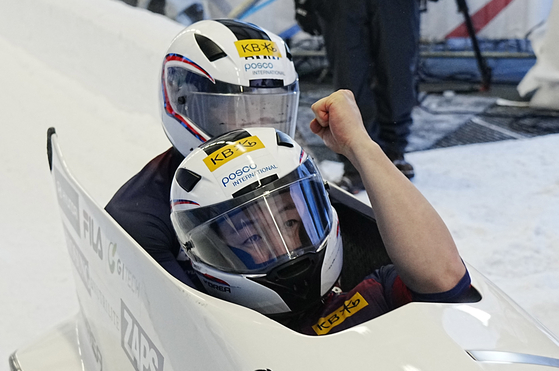 Won Yun-jong and Kim Jin-su react after taking sixth place in the two-man bobsleigh at the BMW International Bobsleigh & Skeleton Federation (IBSF) World Cup in Sigulda, Latvia on Sunday. [REUTERS/YONHAP]
