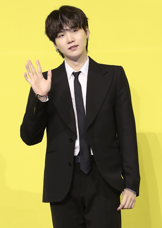 Hit boy band BTS member Suga has fully recovered from Covid-19 and was released from quarantine on Monday. [ILGAN SPORTS]