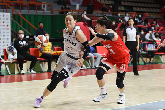 Park Ji-su, left, plays the ball against Busan BNK Sum on Dec. 6 ,2021 at Sajik Arena in Busan. [YONHAP]