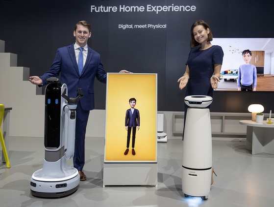 The Samsung Bot Handy robot, left, and the Samsung Bot i robot will be used to help around household chores in the future. [SAMSUNG ELECTRONICS]