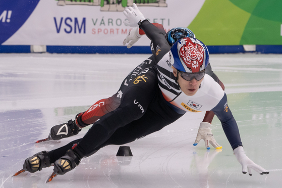 Hwang Dae-heon competes in the Men's 1000-meter final at the ISU World Cup in Debrecen, Hungary on Nov. 21, 2021. [XINHUA/YONHAP]