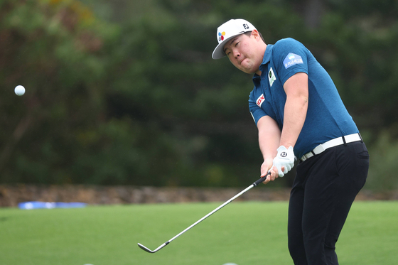 Im Sung-jae plays a shot during a practice round prior to the Sentry Tournament of Champions at Plantation Course at Kapalua Golf Club on Monday in Lahaina, Hawaii.[AFP/YONHAP]