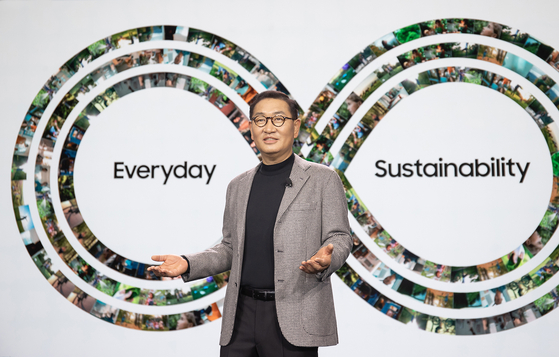 Han Jong-hee, vice president of Samsung Electronics, announces the partnership with five tech companies ? General Electric, Haier, Electrolux, Arcelik and Trane Technologies ? to form a coalition dubbed the Home Connectivity Alliance (HCA) that will allow the six companies’ home products to be connected with each other on Wednesday during the CES 2022 key note speech. [SAMSUNG ELECTRONICS]