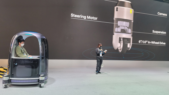 Employee of Hyundai Motor shows how its Plug & Drive system works on Wednesday. [PARK EUN-JEE]