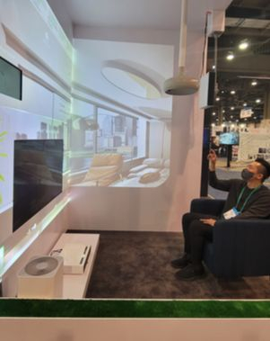 Kim Seok-joong, founder and CEO of Vtouch, simulates a system that allows for the control of machines using human gestures. [PARK EUN-JEE]