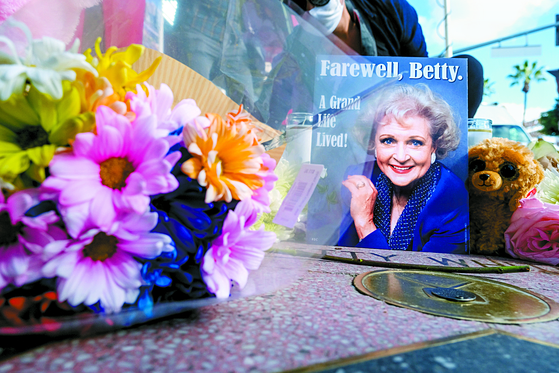 Betty White (1922-2021) [AP/YONHAP]