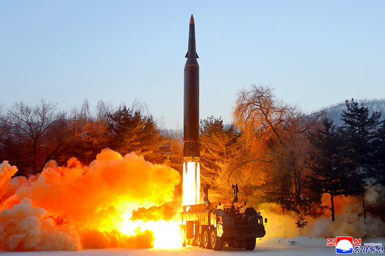 A photo of North Korea's hypersonic missile launch in Chagang Province on Wednesday was released by the state-run Korean Central News Agency on Thursday. [YONHAP]