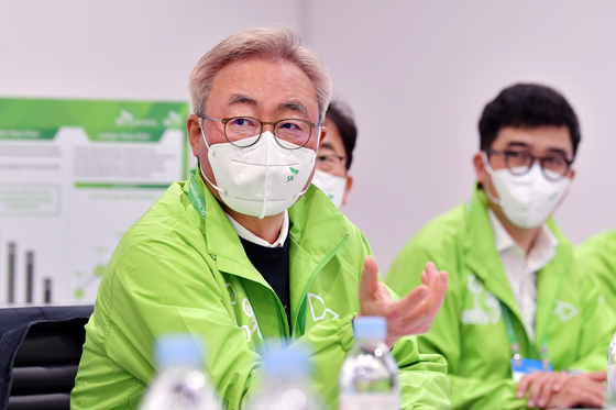SK Innovation Vice Chairman Kim Jun holds a meeting at the CES 2022 on Jan. 6. [SK INNOVATION]