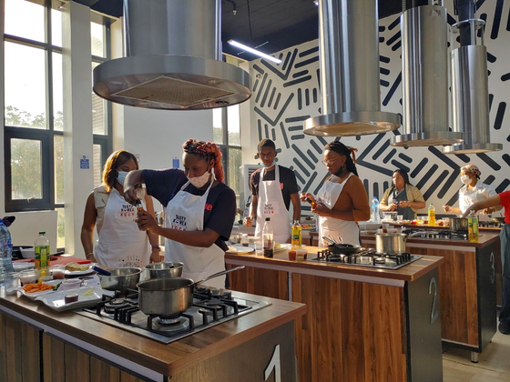 Locals participate in Korean cooking classes at the Korea Culture Center in Nigeria in November. [YONHAP]