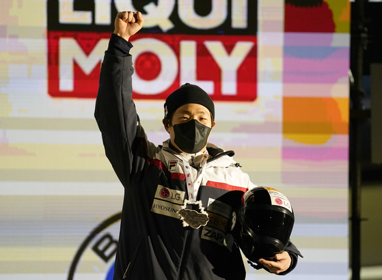 Jung Seung-gi celebrates on the podium after he placed third in the men's skeleton World Cup race in Sigulda, Latvia on Dec. 31. [AP/YONHAP]