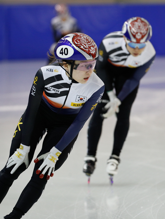 Choi Min-jeong practices with the Korean national team on Wednesday at Jincheon National Training Center in Jincheon, North Chungcheong ahead of the 2022 Beijing Olympics. [NEWS1]