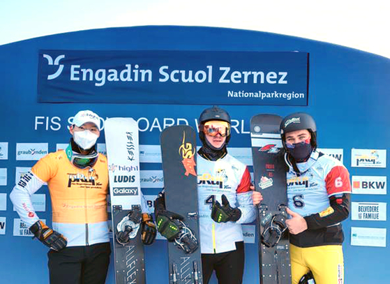 Lee Sang-ho, left, poses after winning bronze in the parallel giant slalom at the FIS Scuol World Cup in Switzerland on Saturday. [YONHAP]