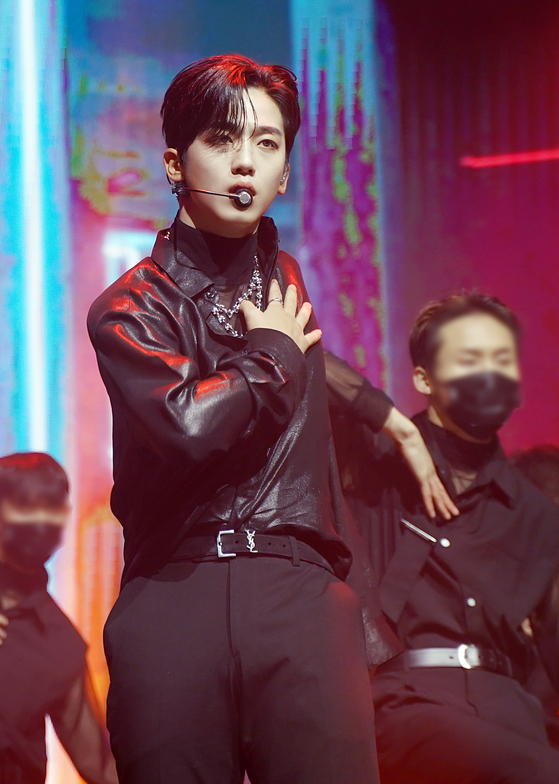 Kim Yohan of boy band WEi performs “Dessert,” the lead track of his new solo EP “Illusion,” during a showcase on Jan. 10. [OUI ENTERTAINMENT] 