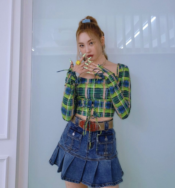 Some celebrities are already fans of Y2K fashion, like singer Sunmi. [SCREEN CAPTURE]