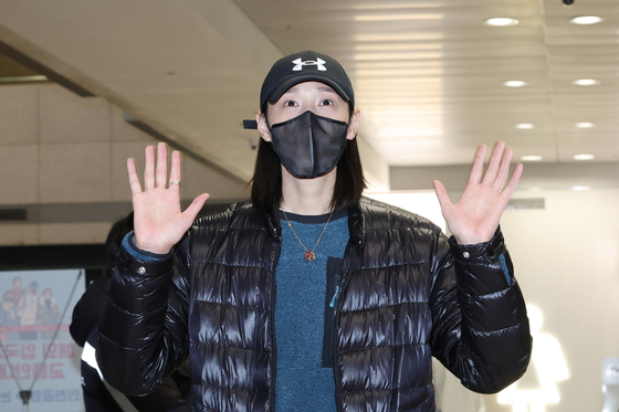 Kim Yeon-koung poses for a picture at Incheon International Airport on Monday after arriving from China. [YONHAP]