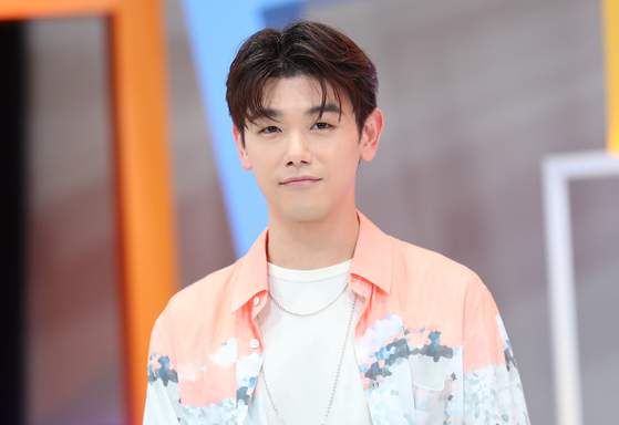 K-pop singer Eric Nam's new EP "There And Back Again" placed 10th on Spotify's Global Top Album Debut chart. [ILGAN SPORTS] 