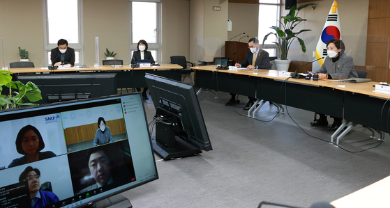 Education Minister Yoo Eun-hye discusses school quarantines with experts at the Government Complex in Sejong on Tuesday as schools begin winter vacation amid the spread of the Omicron variant. [NEWS1]