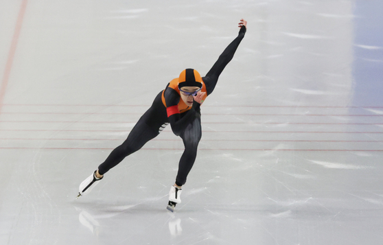 Kim Min-sun races in the women's 500-meter race at the 48th National Sprint Speed Skating Championship held in the Taereung International Rink in Seoul on Thursday. [YONHAP]