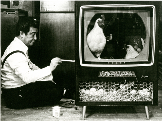 ″Nam June Paik signing 〈Chicken II 02〉″ (1987) by American artist Mark Patsfall [NAM JUNE PAIK ART CENTER]