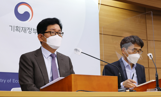 Ko Kwang-hyo, the Finance Ministry's tax and custom official, give a briefing on taxes collected in the first 11 months of 2021 at the government office in Sejong on Thursday.[YONHAP] 