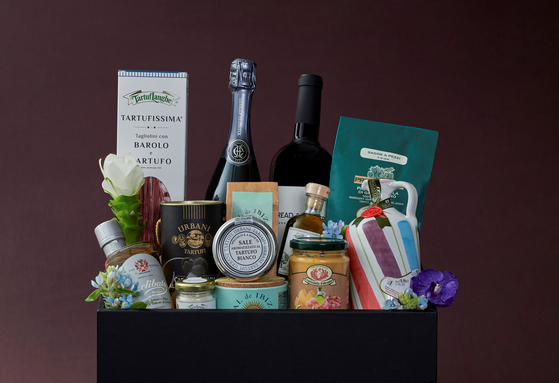 JW Marriott Hotel Seoul is offering gift sets for the new year, available at the Cafe One on the hotel's first floor in Gangnam District, southern Seoul, until Jan. 26. [JW MARRIOTT HOTEL SEOUL]
