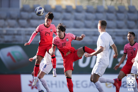 Eom Ji-seong, far left, heads in Korea's fifth goal in a friendly against Iceland at Mardan Sports Complex in Antalya, Turkey on Saturday. [NEWS1]