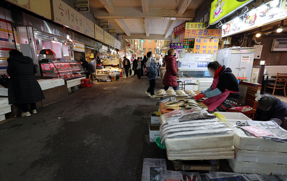Gwangjang Market in Jongno District, central Seoul, has only few customers on Thursday. The Covid-19 pandemic, which started exactly two years ago in Korea, has taken a toll on small businesses. [YONHAP] 