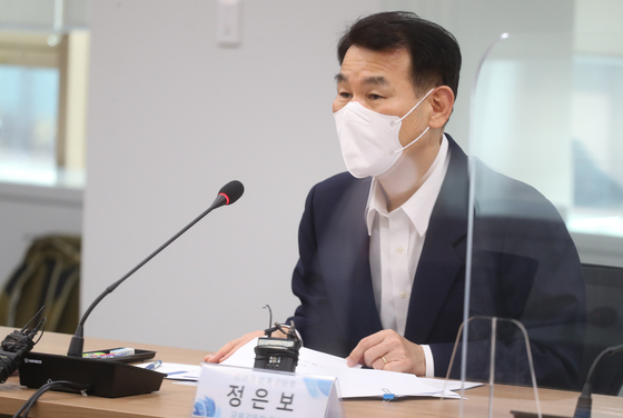 Financial Supervisory Services Governor Jeong Eun-bo speaks about easing regulations on fintech companies at a press conference held in Mapo District, western Seoul, on Thursday. [YONHAP]