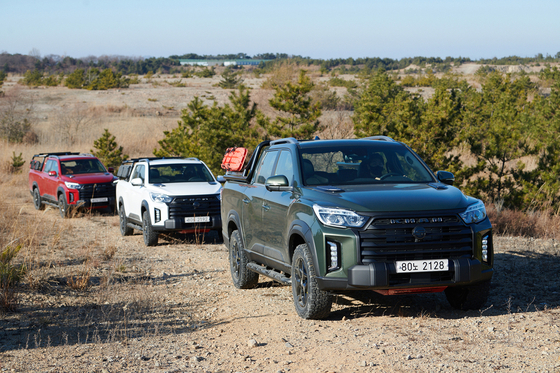 SsangYong Motor's the New Rexton Sports Khan pickup trucks are on an off-road course. [SSANGYONG MOTOR]