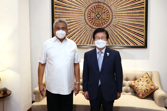 Speaker of the National Assembly Park Byeong-seug, right, and President Gotabaya Rajapaksa of Sri Lanka pose for a photo before a meeting in Colombo, Sri Lanka, on Thursday. During his two-day visit to Sri Lanka for resource and economic diplomacy, Park held consecutive meetings with the country's president and Prime Minister Mahinda Rajapaksa. The two sides discussed investment in minerals and the expansion of economic cooperation, while Sri Lanka decided to create an industrial complex dedicated to Korean companies. The two sides also agreed on the need for the revision of the Double Taxation Avoidance Treaty and Aeronautical Treaty. [NATIONAL ASSEMBLY]