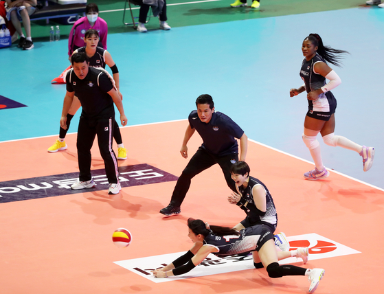 Volleyball coaches join K-Star on the court to play the All-Star match held at Pepper Stadium in Gwangju on Sunday. [YONHAP]