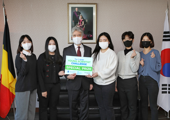 Special prize winners of the 1st Ghent University Global Campus Young Scientist Challenge pose with the Belgian Ambassador to Korea Francois Bontemps, third from left, at the Belgian Embassy in Seoul on Friday. [PARK SANG-MOON]