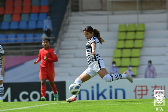 Cho So-hyun takes a shot against Myanmar on Monday at Shiv Chhatrapati Sports Complex in Pune, India. [NEWS1]