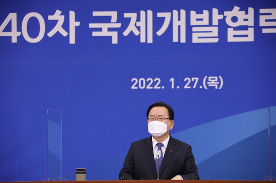 Prime Minister Kim Boo-kyum announces this year's ODA during a meeting held in Seoul, Thursday. [YONHAP]