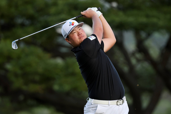 Im Sung-jae plays his shot from the 11th tee during the second round of the Sony Open in Hawaii at Waialae Country Club on Jan. 14 in Honolulu, Hawaii. [AFP/YONHAP]