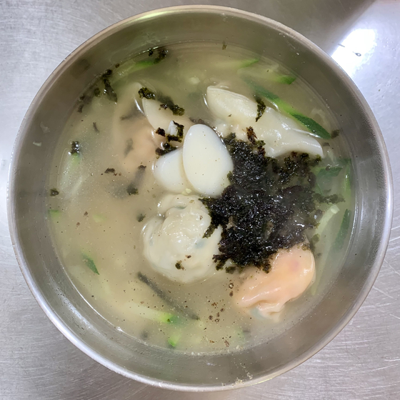 Tteokguk with dumplings at Gohyang Kalguksu in Jongno District, central Seoul. [LEE JIAN]