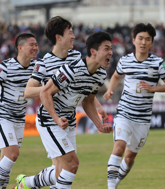 Cho Gue-sung, center, celebrates after scoring a goal against Lebanon in a World Cup qualifier at Saida Municipal Stadium in Sidon, Lebanon on Thursday. [YONHAP]