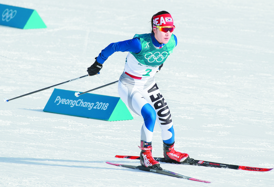 Lee Chae-won competes in the women's 10-kilometer freestyle at the 2018 PyeongChang Olympics. [YONHAP]