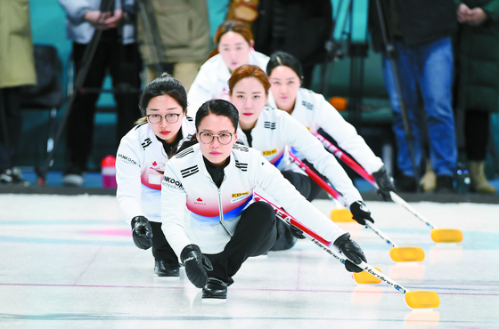 Team Kim train at Gangneung Curling Center in Gangeung, Gangwon in January. [YONHAP]