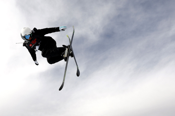 Lee Seung-hun competes in the Men's Freeski Halfpipe qualifying round at the Toyota U.S. Grand Prix Copper Mountain at Copper Mountain Resort in Colorado on Dec. 8, 2021. [AFP/YONHAP]