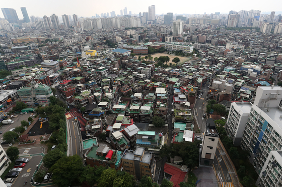 A view of Singil-dong in Yeongdeungpo District, western Seoul in October. The Ministry of Land, Infrastructure and Transport announced last year that it selected four districts — Dobong District and Eunpyeong District in northern Seoul, Geumcheon District in southern Seoul and Yeongdeungpo District — as candidates for a development plan announced last Feb. 4. [YONHAP]
