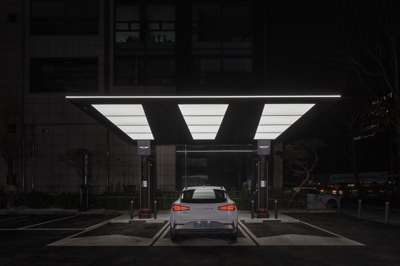 Hyundai Motor’s Genesis said on Thursday it is offering a trial wireless charging service for its electric vehicles in metropolitan areas. Gangnam, southern Seoul, and Suji in Yongin, Gyeonggi, are few places where the service is offered. [YONHAP]