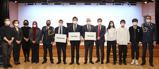 Seoul Mayor Oh Se-hoon, center, and Israeli Ambassador to Korea Akiva Tor, to his right, and German Ambassador to Korea Michael Reiffenstuel, to his left, and members of the Goethe-Institut Korea, Ministry of Foreign Affairs and representatives of the Israeli, German and Korean youths commemorate International Holocaust Remembrance Day at the institute in central Seoul on Jan. 27. [PARK SANG-MOON]