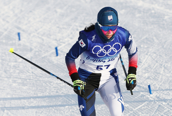 Lee Cha-won crosses the finish line of the women's 7.5km + 7.5km skiathlon at the Beijing Winter Olympics on Saturday at Zhangjiakou National Cross-Country Skiing Centre in Hebei Province, China. [YONHAP]