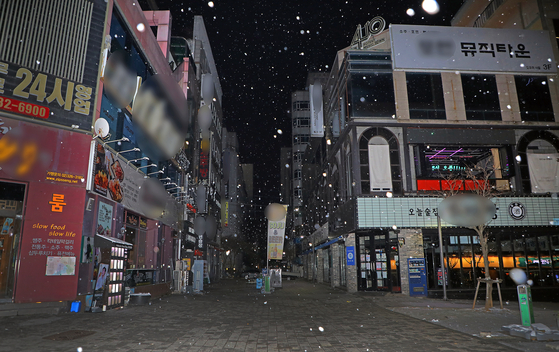Entertainment establishments such as pubs and restaurants are closed after 9 p.m. in Seo District in Gwangju last December. Social distancing rules imposed to curb the Covid-19 pandemic took a toll on small businesses. [NEWS1]