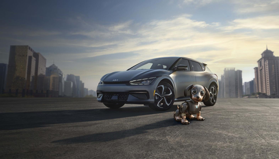 A picture of Kia's EV6 electric vehicle (EV) model with Robo Dog [KIA]