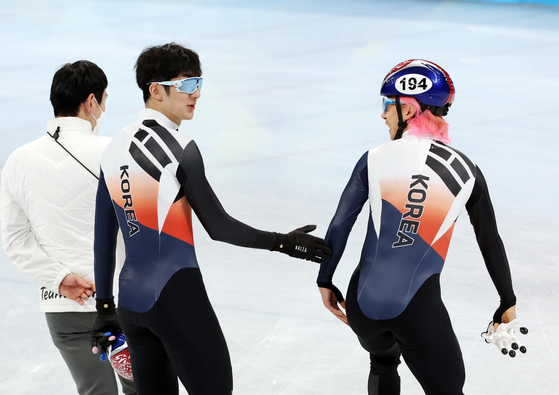 Kwak Yoon-gy, right, trains with teammate Park Jang-hyuk at Capital Indoor Stadium in Beijing on Sunday. [JOONGANG ILBO]