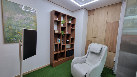 In a quiet room inside the Wellness Center, residents can sit down for a video consultation. [YOON SO-YEON]