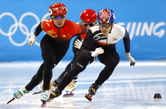 Hwang Dae-heon, right, competes in the men's 1000-meter semifinal at Capital Indoor Stadium in Beijing on Monday. [REUTERS/YONHAP]