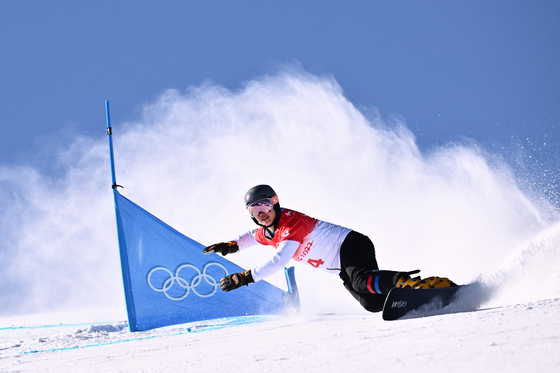 Lee Sang-ho competes in the snowboard men's parallel giant slalom qualification run during the Beijing Olympics at the Genting Snow Park P & X Stadium in Zhangjiakou, China on Tuesday. [AFP/YONHAP]